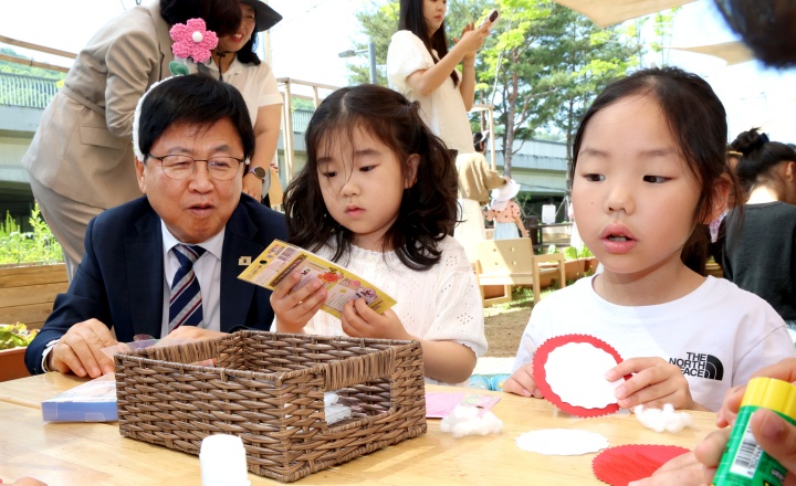 최교진 교육부 장관이 스승의날인 15일 세종시 해밀동 해밀유치원을 방문해 어린이들과 함께 기념촬영을 하고 있다. 2026.5.15. (ⓒ뉴스1, 무단 전재-재배포 금지)