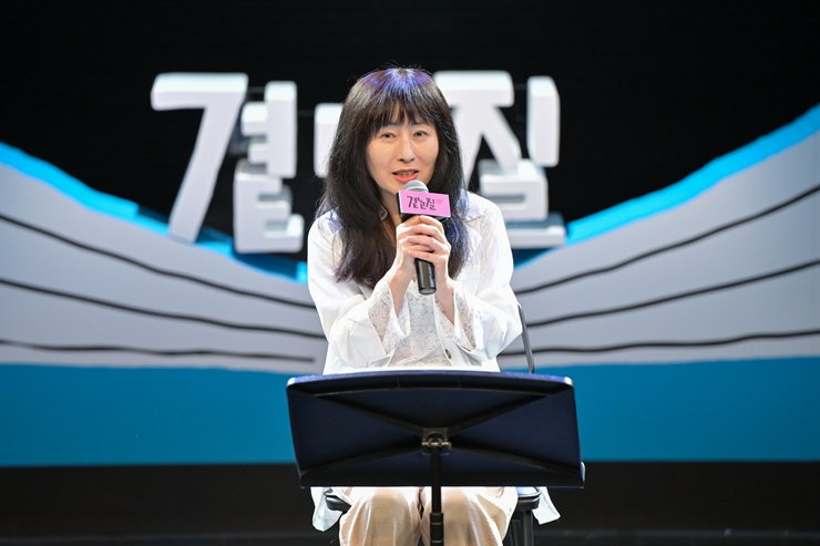 마이크를 들고 시를 읊는 이민하 시인. (한국문화예술위원회 제공).
