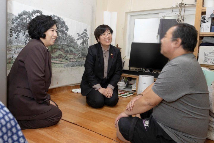 정은경 보건복지부 장관이 겨울철 복지위기가구 발굴 및 지원 대책 수립을 위해 28일 오전 서울 용산구 쪽방촌을 찾아 주민과 대화를 나누고 있다. 2025.11.28. (ⓒ뉴스1, 무단 전재-재배포 금지)