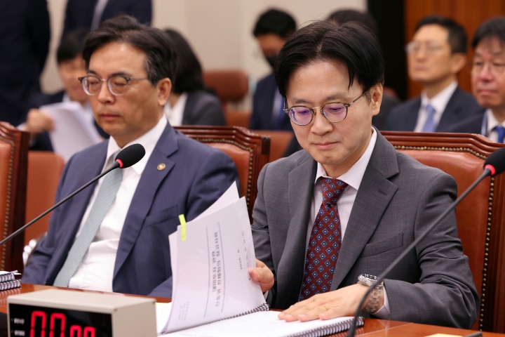 김정관 산업통상부 장관이 22일 오전 서울 여의도 국회에서 열린 산업원통상자원중소벤처기업위원회 전체회의에서 '대한민국과 미합중국 간 전략적투자의 운영 및 관리를 위한 특별법'에 따른 대미투자 사전보고를 하기 전 자료를 살펴보고 있다. 사진 왼쪽은 박정성 통상교섭본부장. 2026.9.22 (ⓒ뉴스1, 무단 전재-재배포 금지)