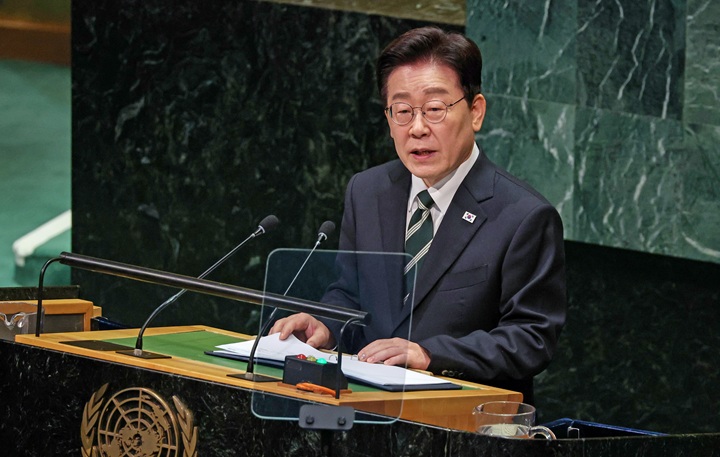 이 대통령, '평화공존' 3대 청사진 제시…"북핵 중단·축소, 핵 없는 한반도로"