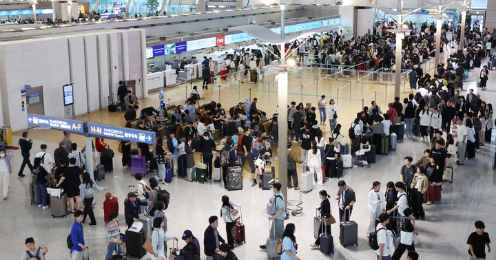 추석 연휴 첫 날인 3일 인천국제공항 제1여객터미널에서 여행객들이 탑승 수속을 위해 줄을 서고 있다. 2025.10.3 (사진=저작권자(c) 연합뉴스, 무단 전재-재배포 금지)
