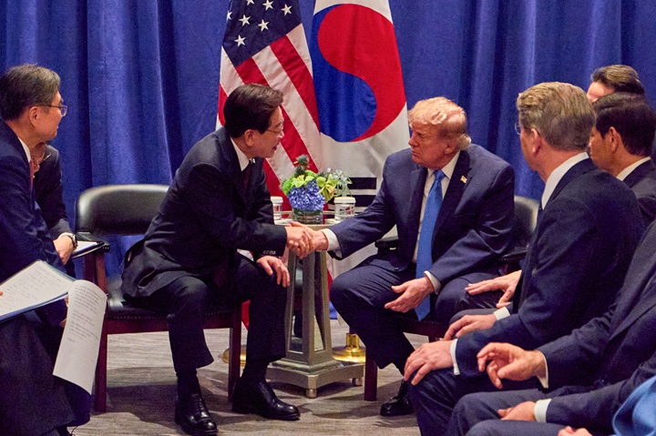 이재명 대통령과 도널드 트럼프 미국 대통령이 22일(현지시간) 뉴욕 한 호텔에서 유엔(UN) 총회를 계기로 정상회담을 하고 있다. (공동취재) 2026.9.23 (ⓒ뉴스1, 무단 전재-재배포 금지)