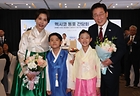 이재명 대통령과 김혜경 여사가 24일(현지시간) 멕시코 멕시코시티 한 호텔에서 열린 동포 간담회에서 화동들에게 꽃다발을 전달 받은 후 기념촬영을 하고 있다. 2026.9.25(ⓒ뉴스1, 무단 전재-재배포 금지)
