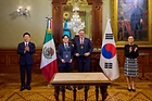 김정관 산업통상부 장관과 마르셀로 에브라르드 경제부 장관이 24일(현지시간) 멕시코 대통령궁에서 이재명 대통령과 클라우디아 셰인바움 대통령이 임석한 가운데 경제 및 산업·자원 협력 이니셔티브를 체결한 후 기념촬영을 하고 있다. (공동취재) 2026.9.25(ⓒ뉴스1, 무단 전재-재배포 금지)