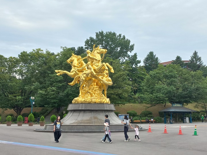 과천 경마공원의 상징인 황금말 동상