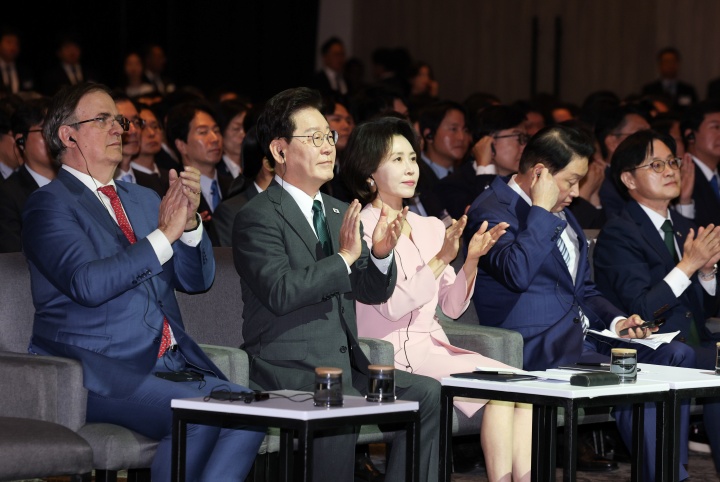 이재명 대통령과 김혜경 여사가 25일(현지시간) 멕시코 멕시코시티 월드트레이드센터에서 열린 한·멕시코 비즈니스 포럼에서 박수를 치고 있다. 2026.9.26. (ⓒ뉴스1, 무단 전재-재배포 금지)