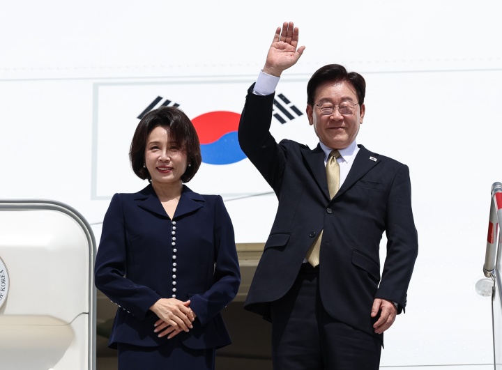멕시코 국빈방문 일정을 마친 이재명 대통령과 김혜경 여사가 26일(현지시간) 멕시코 펠리페 앙헬레스 국제공항에서 환송객들에게 인사를 하고 있다. 2026.9.27 (ⓒ뉴스1, 무단 전재-재배포 금지)