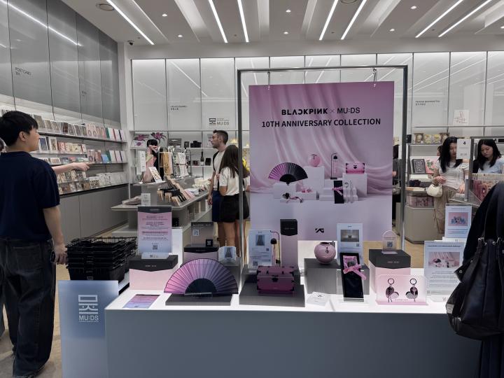 블랙핑크 데뷔 10주년을 기념해 만든 '블랙핑크 헤리티지 컬렉션(BLACKPINK HERITAGE COLLECTION)'(본인 촬영)