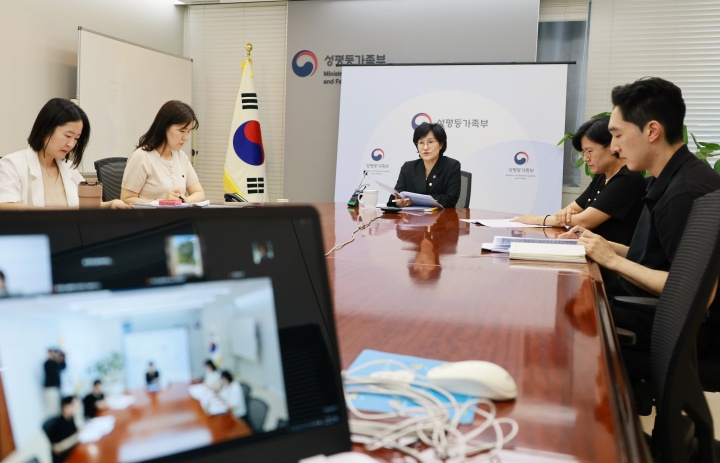 원민경 성평등가족부 장관이 5일 오후 서울 종로구 정부서울청사에서 영상회의로 스토킹 교제폭력 피해자 지원시설 간담회를 하고 있다. 2026.6.5 (ⓒ뉴스1, 성평등가족부 제공, 무단 전재-재배포 금지)