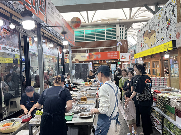 서부시장에서 농&middot;특산물과 다양한 먹거리를 만날 수 있다. (본인 촬영)