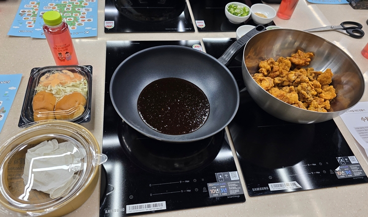 치킨 만들기 클래스에 양념 및 재료가 세팅돼 있었다. (본인 촬영)