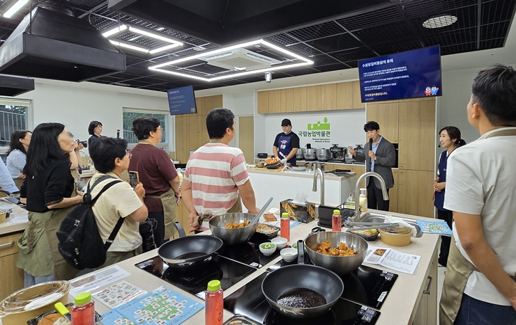 참가자들이 김 대표의 이야기를 경청하고 있다. (본인 촬영)
