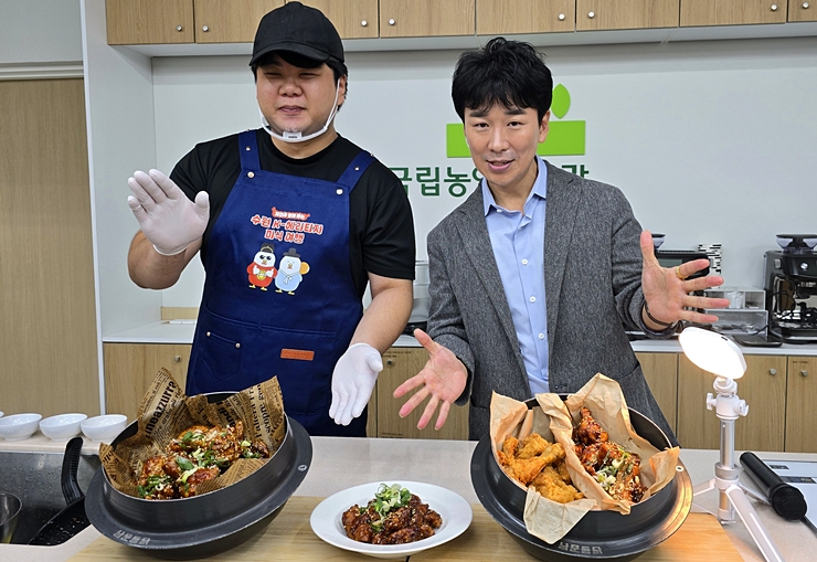남문통닭 김 대표와 이 매니저가 수원 왕갈비통닭을 선보이고 있다. (본인 촬영)