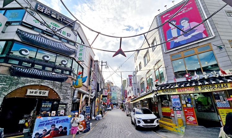 통닭집들이 밀집한 수원 통닭거리2.(본인 촬영).