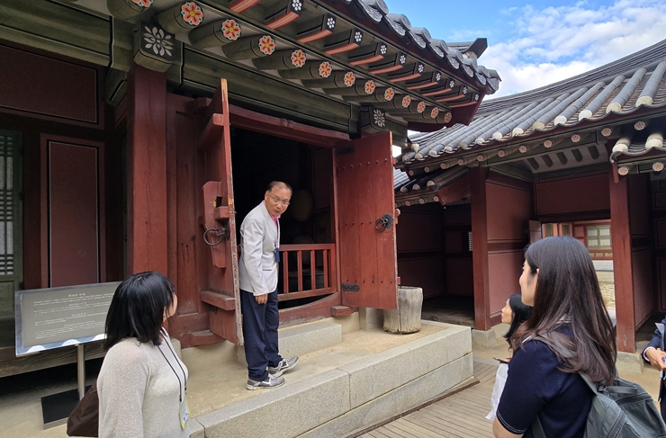 행궁 내부 시설의 역사적 쓰임새를 설명하는 해설사.(본인 촬영)