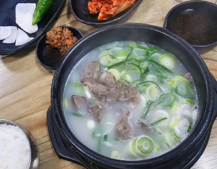 광장시장으로 떠나기 전에 먹은 설렁탕 한 그릇. (본인촬영)