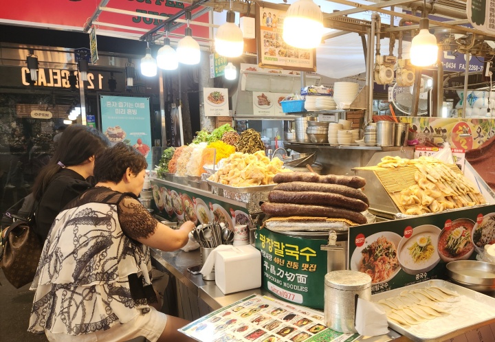 시민들이 광장시장에서 분식을 먹고 있다. (본인촬영)