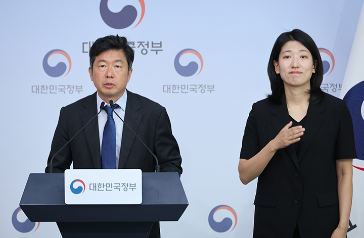 이재식 기후에너지환경부 전력망정책관이 29일 서울 종로구 정부서울청사 별관에서 재생에너지 발전 설비 용량을 2030년 100GW 이상 수용 가능하도록 한 전력망 혁신대책에 대해 브리핑하고 있다.(사진=저작권자(c) 연합뉴스, 무단 전재-재배포 금지)