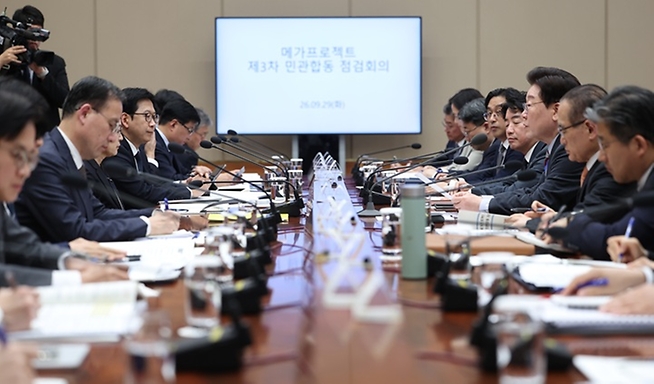 이 대통령, 메가프로젝트 조성 "산업단지·정주여건 묶어 추진해야"
