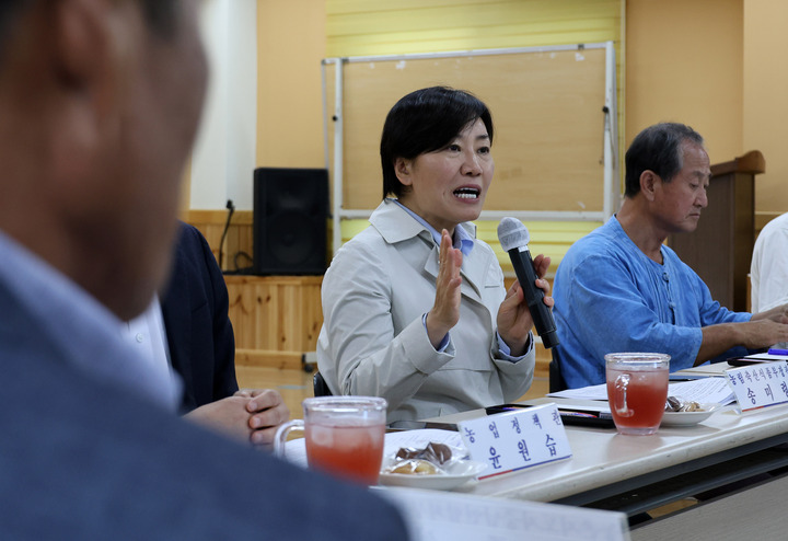 송미령 농림축산식품부 장관이 22일 오후 충남 홍성 문당환경 정보화 마을을 찾아 농지전수조사와 관련한 현장 농업인 간담회를 하고 있다. 2026.9.22 (사진=저작권자(c) 연합뉴스, 무단 전재-재배포 금지)