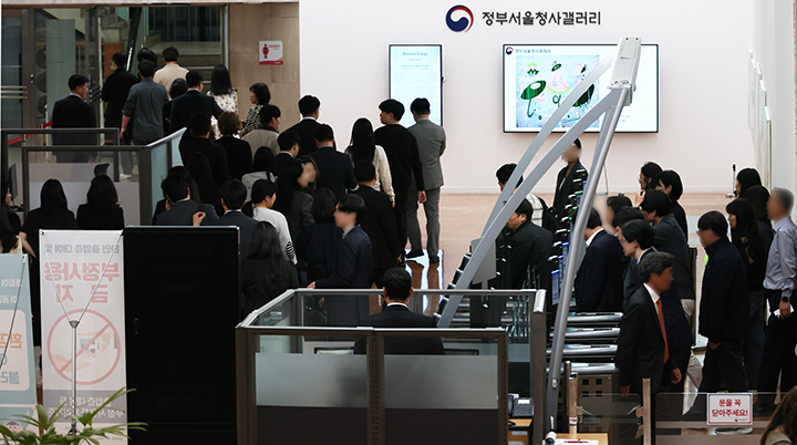 지난 4월 30일 서울 종로구 정부서울청사에서 공무원들이 청사를 나서고 있다.(사진=저작권자(c) 연합뉴스, 무단 전재-재배포 금지)