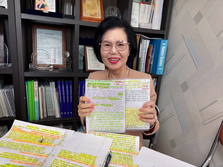 서서울생명의전화 시니어 상담사 이현하 씨가 업무시간 전 필독한다는 '상담사가 꼭 기억해야 할 세 가지' 2026.9.30 (사진=정책브리핑)