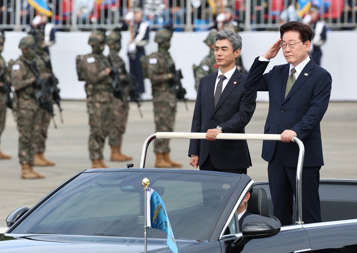 이재명 대통령이 1일 충남 계룡대에서 열린 제78주년 국군의 날 기념행사에서 열병차량에 탑승해 사열하고 있다. 왼쪽은 강신철 국방부 장관. 2026.10.1(사진=저작권자(c) 연합뉴스, 무단 전재-재배포 금지)