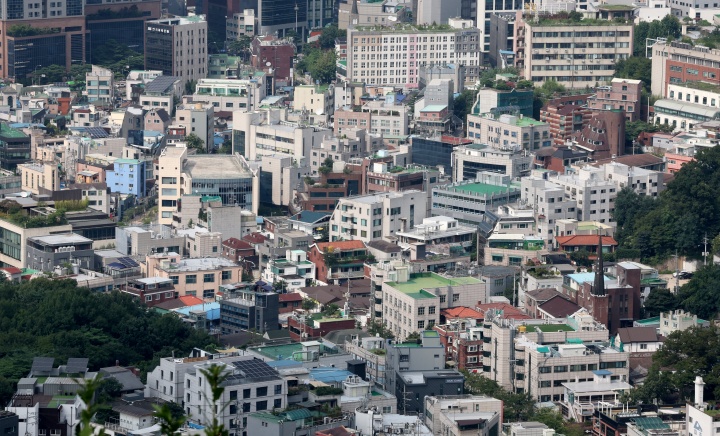서울 중구 남산에서 바라본 도심 아파트 단지와 빌라촌. 2024.8.8. (ⓒ뉴스1, 무단 전재-재배포 금지)