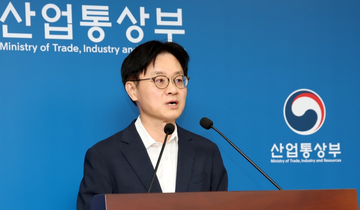 김정관 산업통상부 장관이 1일 오후 세종시 정부세종청사에서 브리핑실에서 트럼프 대통령의 대미투자 일방 발표와 관련하여 취재진에게 정부의 입장을 밝히고 있다. 2026.10.1 (ⓒ뉴스1, 무단 전재-재배포 금지)