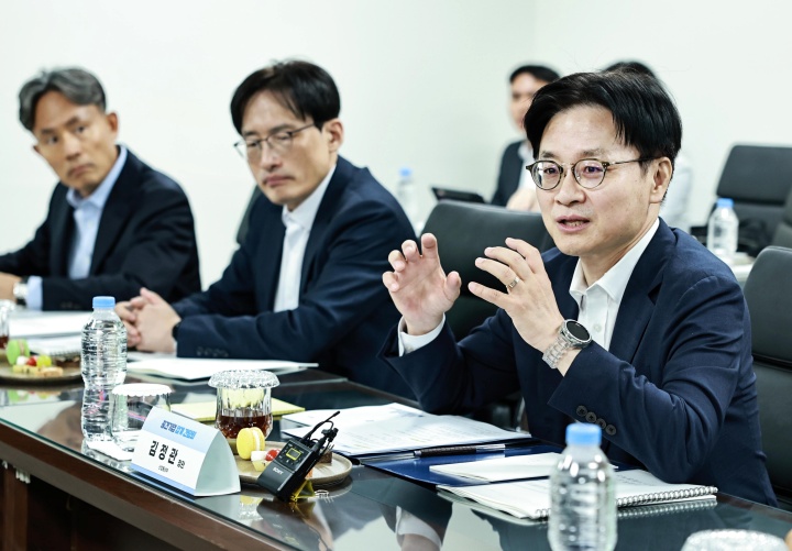 김정관 산업통상부 장관이 1일 오전 충남 아산시 하나마이크론본사에서 중견기업 업계 간담회를 하고 있다. 2026.10.1 (ⓒ뉴스1, 산업통상부 제공, 무단 전재-재배포 금지)