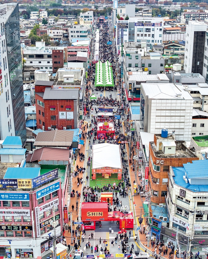2025년 11월 9일 '2025 구미라면축제' 행사장인 구미역 일대가 전국에서 몰린 방문객들로 인산인해를 이루고 있다. 사진 뉴시스