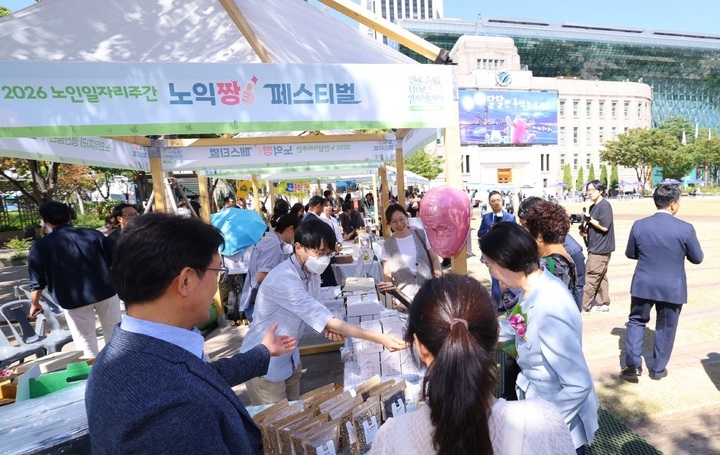 "소일거리 아닌 진짜 현역"…수화기 너머 이웃 지키는 어르신들