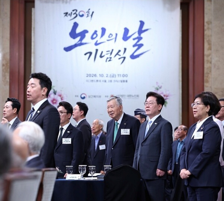 행사 참여하는 이재명 대통령 및 이중근회장, 정은경 보건복지부 장관(사진출처:노인회)