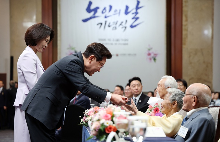 이재명 대통령 2일 서울 한 호텔에서 열린 제30회 노인의 날 기념식에서 100세 어르신들에게 명아주로 만든 지팡이인 청려장을 전달하고 있다. 2026.10.2(사진=저작권자(c) 연합뉴스, 무단 전재-재배포 금지)
