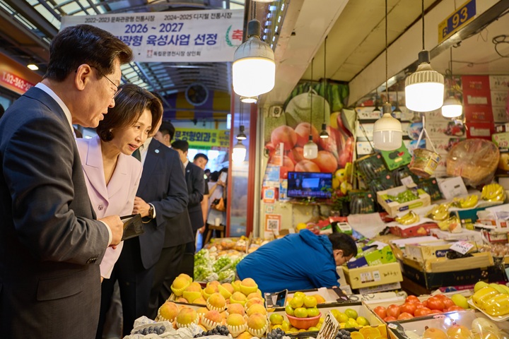 이재명 대통령과 김혜경 여사가 2일 서울 서대문구 영천시장을 방문하고 있다. 2026.10.2(ⓒ뉴스1, 무단 전재-재배포 금지)