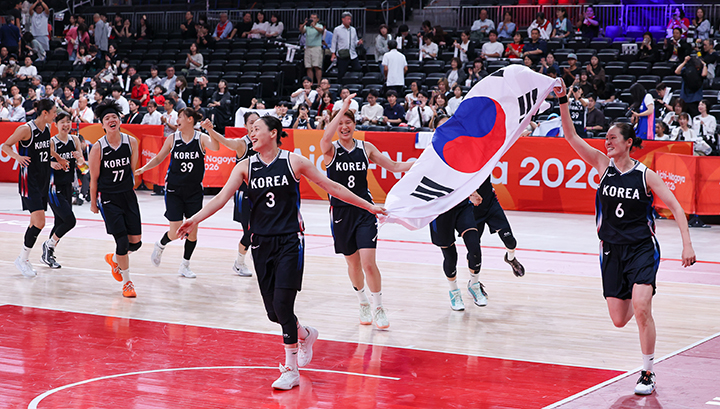 대한민국 여자농구 대표팀 주장 강이슬, 최이샘이 26일 일본 나고야 아이치 인터내셔널 아레나에서 열린 2026 아이치·나고야 아시안게임 여자농구 결승전 일본과의 경기에서 승리, 금메달을 확정지은 뒤 태극기를 든채 코트를 돌고 있다.(ⓒ뉴스1, 무단 전재-재배포 금지)