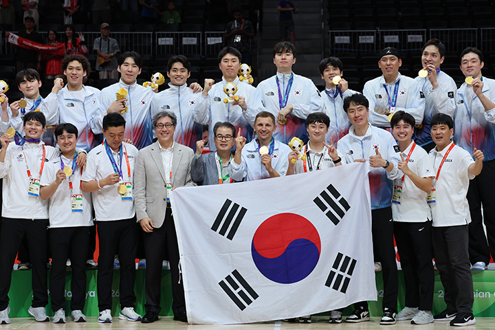 지난 20일 일본 나고야 아이치 인터내셔널 아레나에서 열린 '2026 아이치·나고야 아시안게임' 남자농구 결승전 시상식에서 12년 만에 금메달을 획득한 대한민국 선수들이 기념촬영을 하고 있다.(ⓒ뉴스1, 무단 전재-재배포 금지)
