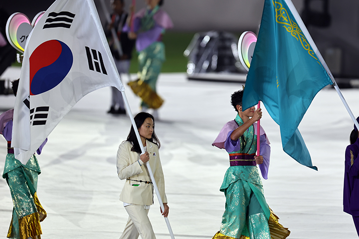 대한민국 선수단 기수 스포츠클라이밍 서채현이 지난 4일 오후 일본 나고야 팔로마 미즈호 스타디움에서 열린 '2026 아이치·나고야 아시안게임' 폐회식에 입장하고 있다.(ⓒ뉴스1, 무단 전재-재배포 금지)