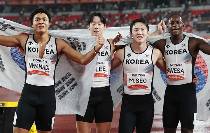 지난달 28일 나고야시 미즈호파크 주경기장에서 열린 '2026 아이치·나고야아시안게임' 남자 육상 400m 계주 결승에서 나마디 조엘진(왼쪽부터), 이재성, 서민준, 비웨사 다니엘이 동메달을 확정 짓고 기뻐하고 있다.(ⓒ뉴스1, 무단 전재-재배포 금지)