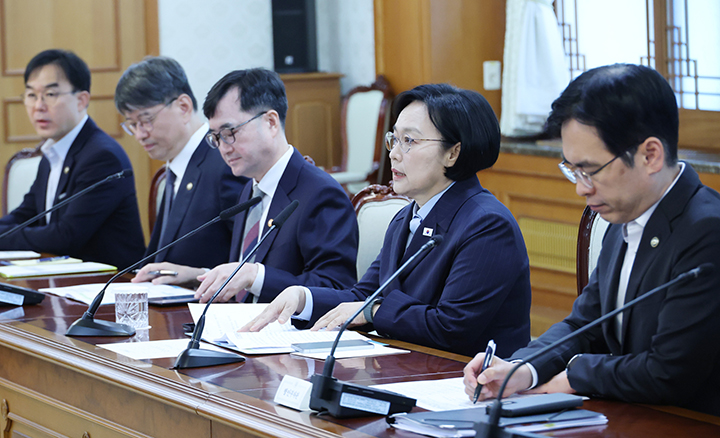한성숙 국무총리가 6일 서울 종로구 정부서울청사에서 열린 금융ㆍ공공기관 개인정보 유출관련 회의에서 발언하고 있다.(사진=저작권자(c) 연합뉴스, 무단 전재-재배포 금지)