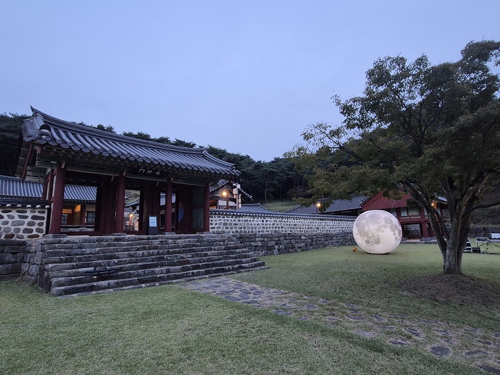 해가 저문 뒤, 더욱 그윽해진 문헌서원(직접 촬영).