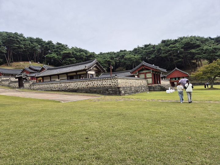 서천 문헌서원의 넓은 잔디밭(직접 촬영).