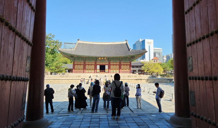10월 7일, 궁중문화축전의 개막일이 밝았다. 현장에는 외국인 및 어린이 관람객을 포함한 많은 방문객이 있었다. (본인촬영)