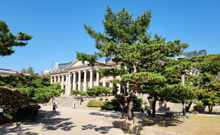 우리나라 최초이자 유일한 서양식 궁전, 석조전. 석조전 내부를 관람하기 위한 외국인 관광객으로 입구가 붐볐다. (본인촬영)