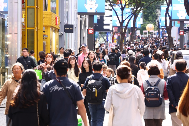 동아시아 주요 연휴를 맞아 한국을 찾은 외국인 관광객들이 지난 5일 오후 서울 중구 명동 거리를 구경하며 이동하고 있다.(사진=저작권자(c) 연합뉴스, 무단 전재-재배포 금지)