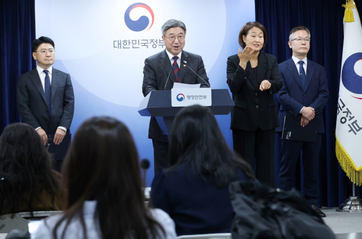 호중 행정안전부 장관이 7일 서울 종로구 정부서울청사에서 부산 금정구와 경기 동두천시, 경남 통영시 등 3곳을 인구감소지역으로 새로 편입한다는 내용의 인구감소지역 재지정 관련 브리핑을 하고 있다. 2026.10.7 (사진=저작권자(c) 연합뉴스, 무단 전재-재배포 금지)