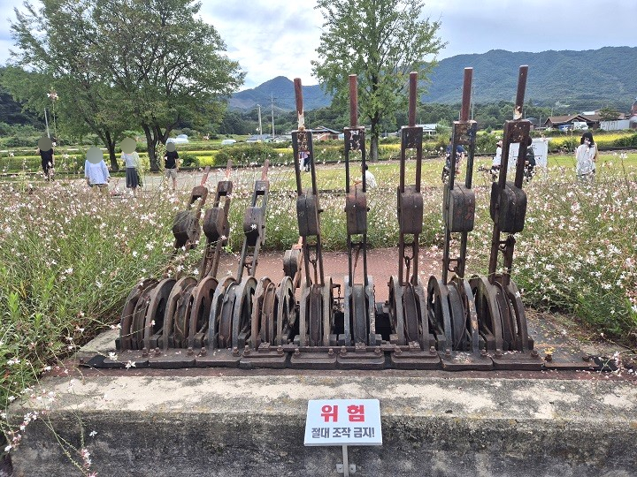 역 한쪽에는 오래된 선로 전환기도 그대로 남아 있다(직접 촬영).