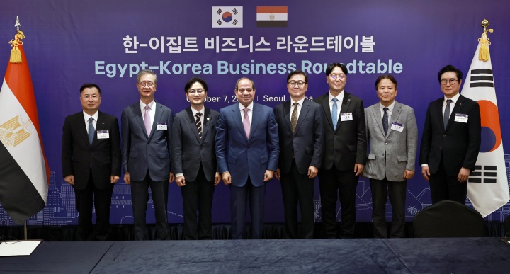 김정관 산업통상부 장관이 7일 오후 서울 소공동 롯데호텔에서 열린 한-이집트 비즈니스 라운드테이블에서 압델 파타 엘 시시(Abdel Fattah el-Sisi) 이집트 대통령을 비롯한 한-이집트 양국 정부 및 기업인 등과 기념촬영을 하고 있다. 2026.10.7 (ⓒ뉴스1, 산업통상부 제공, 무단 전재-재배포 금지)