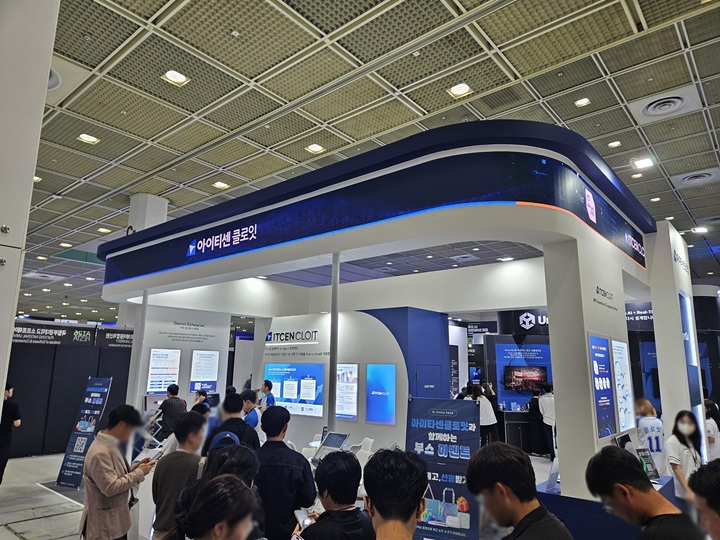 관람객이 살펴 보는 AI 기술 전시 부스 (본인 촬영)